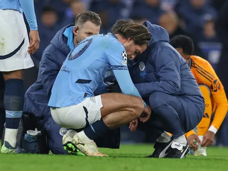 Zranený Jack Grealish v zápase Manchester City - Real Madrid v play-off o osemfinále Ligy majstrov.