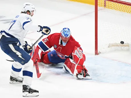 Victor Hedman strieľa gól v zápase Montreal Canadiens - Tampa Bay Lightning.