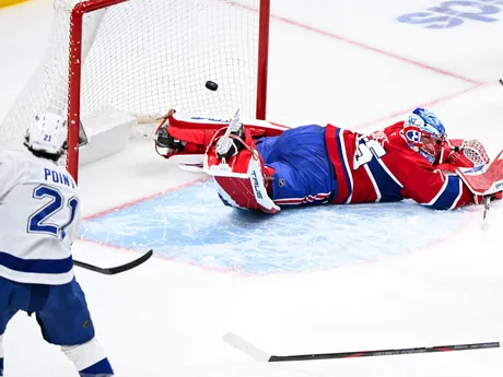 Brayden Point strieľa tretí gól v zápase Montreal Canadiens - Tampa Bay Lightning.