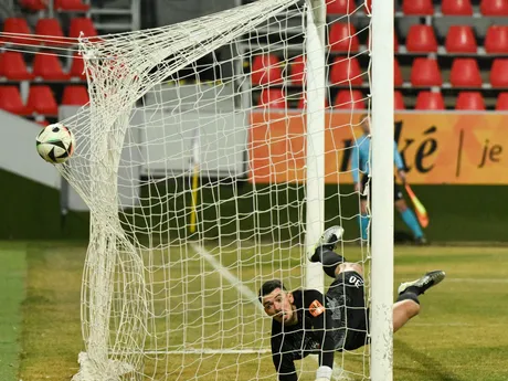 Ľubomír Belko (Žilina) inkasuje gól v dohrávke 20. kola Niké ligy vo futbale medzi KFC Komárno a MŠK Žilina.