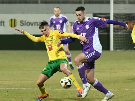 Mário Sauer (Žilina) a Vojtěch Kubista (Komárno) bojujú o loptu v dohrávke 20. kola Niké ligy.