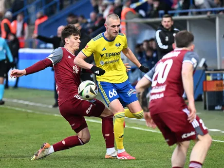 Uprostred Martin Bednár (Michalovce) a vľavo Daniel Smékal (Podbrezová) bojujú o loptu zápas 19. kola Niké ligy MFK Zemplín Michalovce - FK Železiarne Podbrezová.