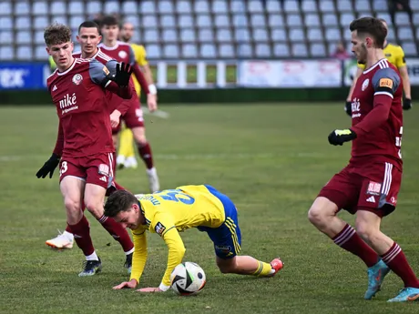 Uprostred Artúr Musák (Michalovce) a vľavo Vincent Chyla (Podbrezová) bojujú o loptu počas 19. kola Niké ligy MFK Zemplín Michalovce - FK Železiarne Podbrezová.