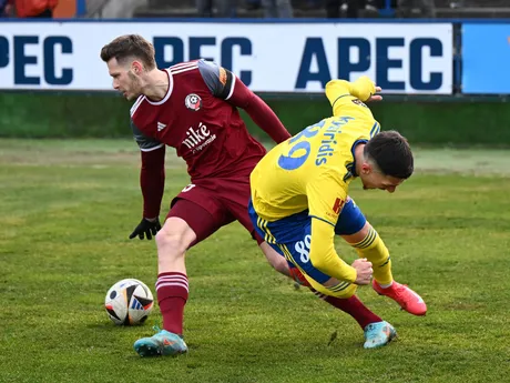 Sprava Alexandros Kyziridis (Michalovce) a René Paraj (Podbrezová) bojujú o loptu počas 19. kola Niké ligy MFK Zemplín Michalovce - FK Železiarne Podbrezová.