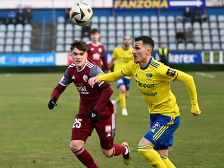 Sprava Alexandros Kyziridis (Michalovce) a Šimon Faško (Podbrezová) bojujú o loptu zápas 19. kola Niké ligy MFK Zemplín Michalovce - FK Železiarne Podbrezová.