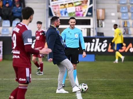 Bývalý slovenský hokejový reprezentant Richard Lintner (uprostred) počas slávnostného výkopu zápasu 19. kola Niké ligy MFK Zemplín Michalovce - FK Železiarne Podbrezová.