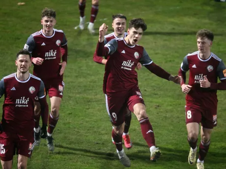 Hráči Podbrezovej sa tešia z vyrovnávajúceho gólu na 2:2, ktorý strelili z pokutového kopu počas zápasu 19. kola Niké ligy MFK Zemplín Michalovce - FK Železiarne Podbrezová.