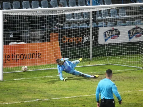 Brankár Michaloviec Viktor Budinský inkasuje vyrovnávajúci gól na 2:2 z pokutového kopu počas zápasu 19. kola Niké ligy MFK Zemplín Michalovce - FK Železiarne Podbrezová.