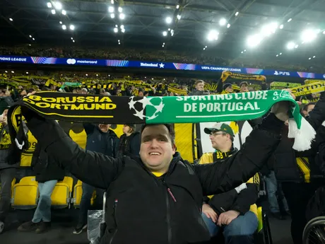 Fanúšikovia Dortmundu v odvetnom zápase Borussia Dortmund - Sporting Lisabon v play-off o postup do osemfinále Ligy majstrov.