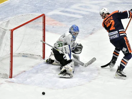 Na snímke zľava brankár Juraj Brežinec (Nové Zámky) a Michal Kabáč (Michalovce) v predohrávke 46. kola Tipos extraligy HK Dukla Ingema Michalovce - HC Nové Zámky.