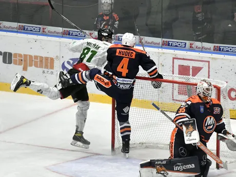 Na snímke zľava Gregor Maliňák (Nové Zámky), Marek Hudec a brankár Vladimír Glosár (obaja Michalovce) v predohrávke 46. kola Tipos extraligy HK Dukla Ingema Michalovce - HC Nové Zámky.