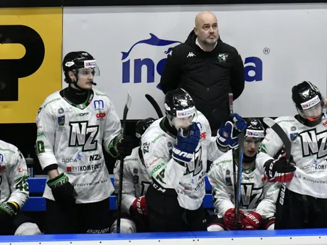 Na snímke tréner HC Nové Zámky Stanislav Petrík  sleduje zo striedačky predohrávku 46. kola Tipos extraligy HK Dukla Ingema Michalovce - HC Nové Zámky.