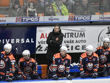 Na snímke tréner HK Dukla Ingema Michalovce Juraj Faith sleduje zo striedačky predohrávku 46. kola Tipos extraligy HK Dukla Ingema Michalovce - HC Nové Zámky.