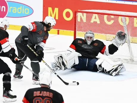 Na snímke vpravo brankár Ján Lašák (Západ) a druhý zľava Marek Uram (Východ) počas zápasu Tím Východ - Tím Západ na hokejovej exhibícii All Star Legendy 2025.