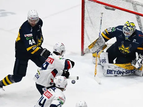 Vpravo brankár Mareks Mitens (Spišská Nová Ves), druhý zľava Michal Súľovský (Zvolen) počas zápasu 48. kola Tipos extraligy HK Spišská Nová Ves - HKM Zvolen.