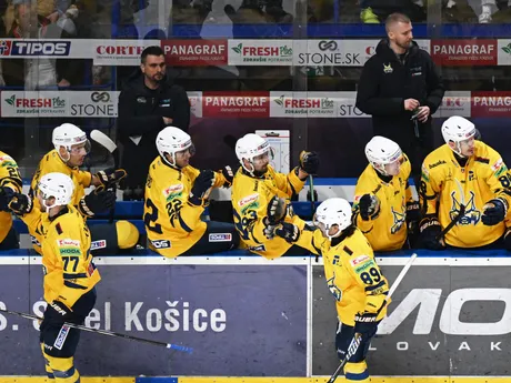 gólová radosť hráčov Spišskej Novej Vsi na striedačke počas zápasu 52. kola hokejovej Tipos extraligy HC Košice - HK Spišská Nová Ves