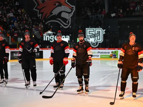 Na snímke kapitán Ľubomír Višňovský (vpravo), Branko Radivojevič (tretí sprava), Tomáš Kopecký (druhý zľava) a Marián Hossa (vľavo, všetci Západ) zdravia divákov pred zápasom Tím Východ - Tím Západ na hokejovej exhibícii All Star Legendy 2025.