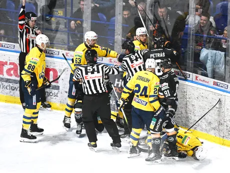 šarvátka počas zápasu 52. kola hokejovej Tipos extraligy HC Košice - HK Spišská Nová Ves