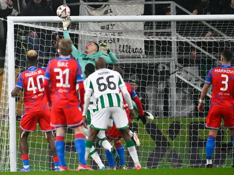 Brankár Martin Jedlicka v zápase play-off o osemfinále Európskej ligy Ferencvároš Budapešť - FC Viktoria Plzeň.