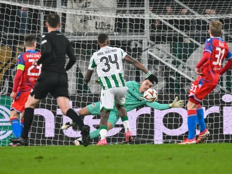 Brankár Martin Jedlička v zápase play-off o osemfinále Európskej ligy Ferencvároš Budapešť - FC Viktoria Plzeň.