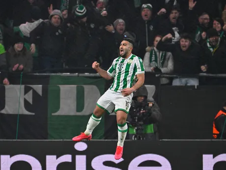 Mohammad Abu Fani oslavuje gól v zápase play-off o osemfinále Európskej ligy Ferencvároš Budapešť - FC Viktoria Plzeň.