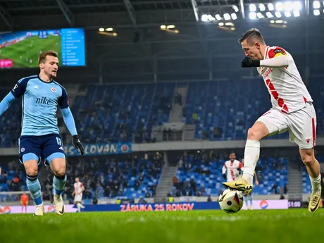 Na snímke zľava Jurij Medvedev (Bratislava), Damián Bariš (Trenčín) počas osemfinálového zápasu Slovenského pohára - Slovnaft cup ŠK Slovan Bratislava - AS Trenčín.