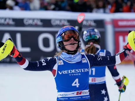 Američanka Mikaela Shiffrinová v cieli druhého kola slalomu Svetového pohára v talianskom stredisku Sestriere.