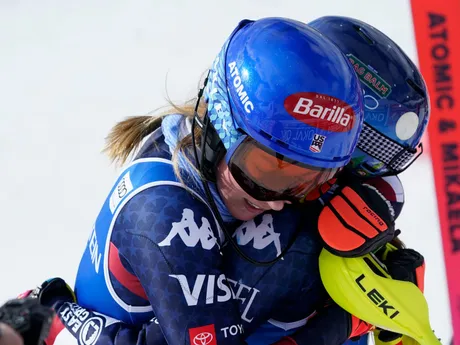 Mikaela Shiffrinová v objatí s Paulou Moltzanovou po 100. triumfe vo Svetovom pohári.