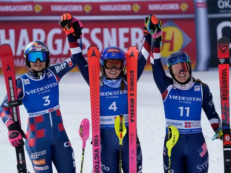 Mikaelu Shiffrinovú pri 100. triumfe vo SP doplnili na pódiu Zrinka Ljutičová a Paula Moltzanová.