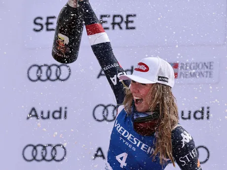 Šťastná Mikaela Shiffrinová po 100. víťazstve vo Svetovom pohári v zjazdovom lyžovaní. 