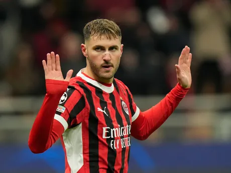 Santiago Gimenez (AC) oslavuje gól v odvetnom zápase play-off o osemfinále Ligy majstrov AC Miláno - Feyenoord Rotterdam.