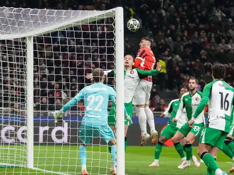 Santiago Gimenez (AC) strieľa gól po pokuse hlavou v odvetnom zápase play-off o osemfinále Ligy majstrov AC Miláno - Feyenoord Rotterdam.