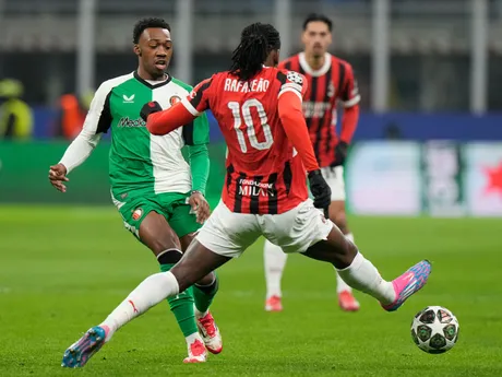 Zľava Antoni Milambo (Feyenoord) a Rafael Leao (AC) v súboji o loptu v odvetnom zápase play-off o osemfinále Ligy majstrov AC Miláno - Feyenoord Rotterdam.