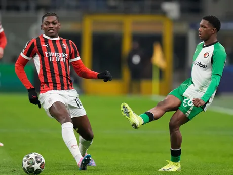 Sprava Givairo Read (Feyenoord) a Rafael Leao (AC) v súboji o loptu v odvetnom zápase play-off o osemfinále Ligy majstrov AC Miláno - Feyenoord Rotterdam.