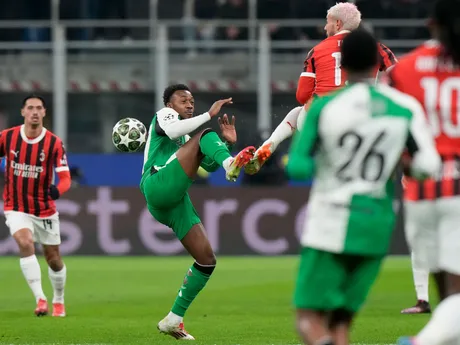 Zľava Antoni Milambo (Feyenoord) a Theo Hernandez (AC) v súboji o loptu v odvetnom zápase play-off o osemfinále Ligy majstrov AC Miláno - Feyenoord Rotterdam.