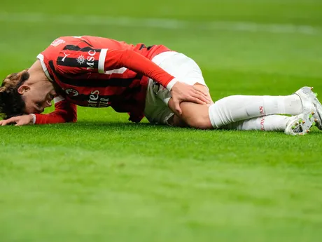 Joao Felix (AC) padá na zem v odvetnom zápase play-off o osemfinále Ligy majstrov AC Miláno - Feyenoord Rotterdam.