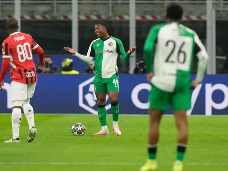 Zepiqueno Redmond (Feyenoord) gestikuluje spoluhráčom v odvetnom zápase play-off o osemfinále Ligy majstrov AC Miláno - Feyenoord Rotterdam.