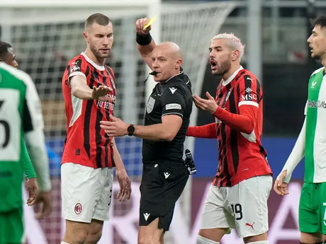 Theo Hernandez (AC) dostáva žltú kartu v odvetnom zápase play-off o osemfinále Ligy majstrov AC Miláno - Feyenoord Rotterdam.