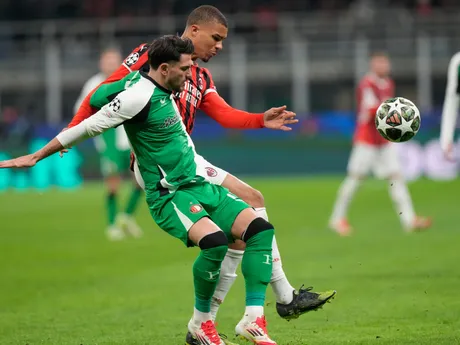 Zľava Julian Carranza (Feyenoord) a Malick Thiaw (AC) v súboji o loptu v odvetnom zápase play-off o osemfinále Ligy majstrov AC Miláno - Feyenoord Rotterdam.