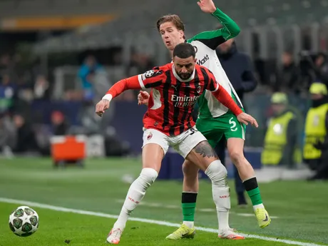 Zľava Kyle Walker (AC) a Gijs Smal (Feyenoord) v súboji o loptu v odvetnom zápase play-off o osemfinále Ligy majstrov AC Miláno - Feyenoord Rotterdam.