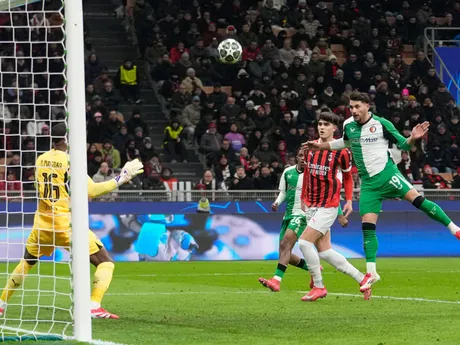 Julian Carranza (Feyenoord) strieľa gól v odvetnom zápase play-off o osemfinále Ligy majstrov AC Miláno - Feyenoord Rotterdam.