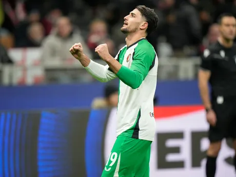 Julian Carranza (Feyenoord) sa raduje z gólu v odvetnom zápase play-off o osemfinále Ligy majstrov AC Miláno - Feyenoord Rotterdam.