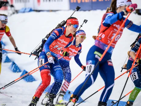 Ema Kapustová (číslo 14) počas štafety na MS v biatlone 2025.