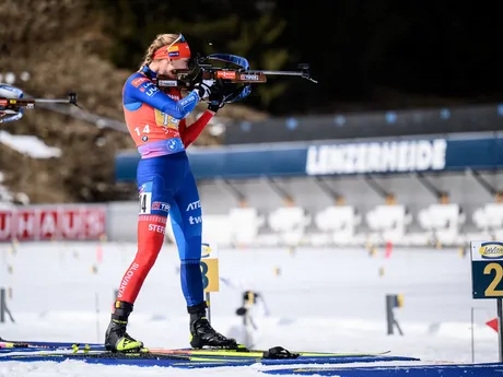 Anastasia Kuzminová počas streľby v stoji v štafete žien na MS v biatlone 2025. 