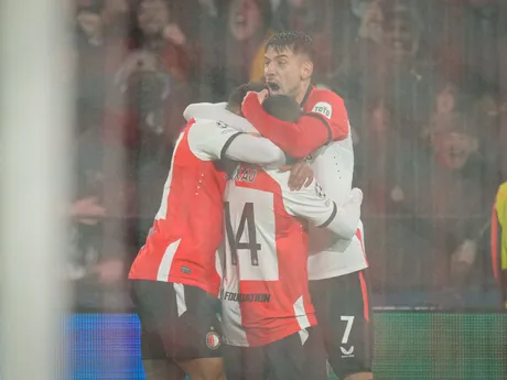 Igor Paixao oslavuje gól so spoluhráčmi v zápase play-off o osemfinále Ligy majstrov Feyenoord Rotterdam - AC Miláno.