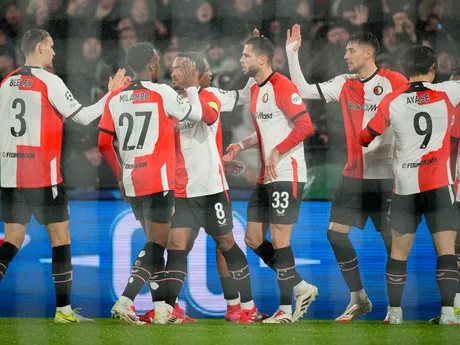 Igor Paixao oslavuje gól so spoluhráčmi v zápase play-off o osemfinále Ligy majstrov Feyenoord Rotterdam - AC Miláno.