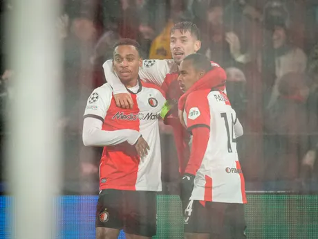 Igor Paixao oslavuje gól so spoluhráčmi v zápase play-off o osemfinále Ligy majstrov Feyenoord Rotterdam - AC Miláno.