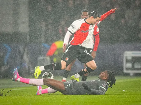 Rafael Leao (dole) a Anis Hadj Moussa v zápase play-off o osemfinále Ligy majstrov Feyenoord Rotterdam - AC Miláno.