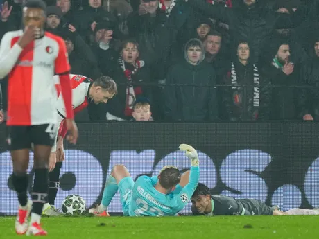 Brankár Feyenoordu Timon Wellenreuther a Joao Felix v zápase play-off o osemfinále Ligy majstrov Feyenoord Rotterdam - AC Miláno.