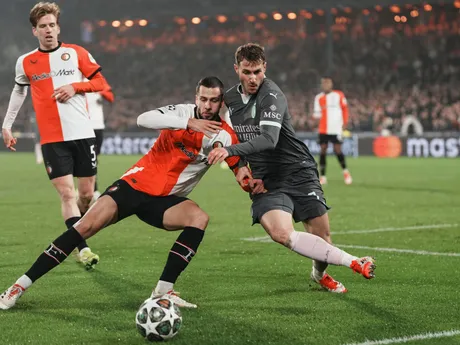 Santiago Gimenez a Dávid Hancko v zápase play-off o osemfinále Ligy majstrov Feyenoord Rotterdam - AC Miláno.